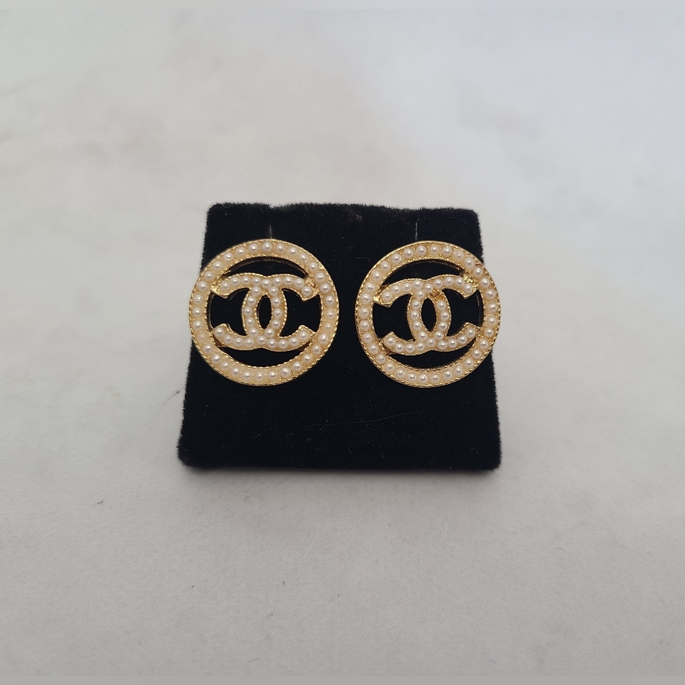 Chanel Pearl Earrings [Faux]